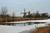 Poldermolen langs de bevroren Hallumervaart bij Hallum (Friesland)