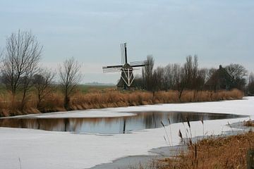 Poldermolen langs de bevroren Hallumervaart bij Hallum (Friesland)