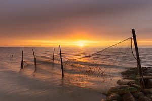 Visstokken bij Roptazijl: Golvend Water en Kleurrijke Lucht