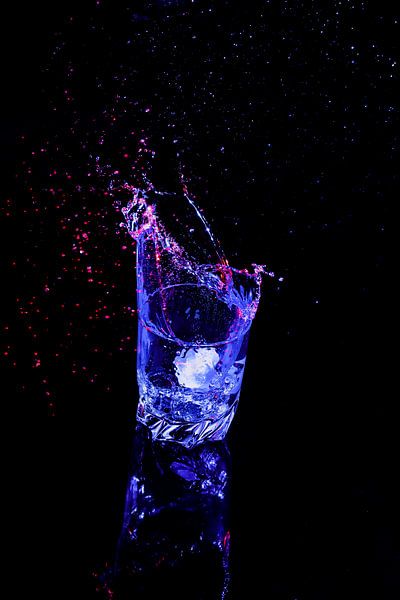 Ice cube in your drink? by foto by rob spruit