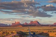 Straße durch die Landschaft des Monument Valley in Arizona, Vereinigte Staaten von Amerika von Marc Venema Miniaturansicht