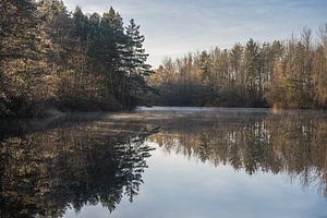 Zonsopkomst bij een meer in de winter