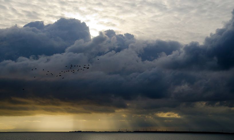 Dunkle Wolken ziehen auf von Henk Buteijn