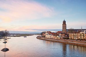 Deventer entlang des Flusses IJssel kurz nach Sonnenuntergang