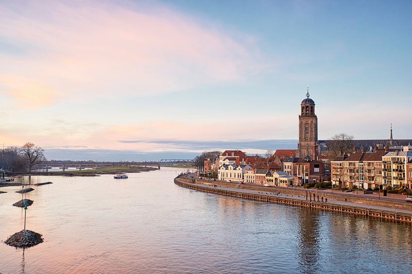 Deventer aan de IJssel net na zonsondergang van Cor de Hamer