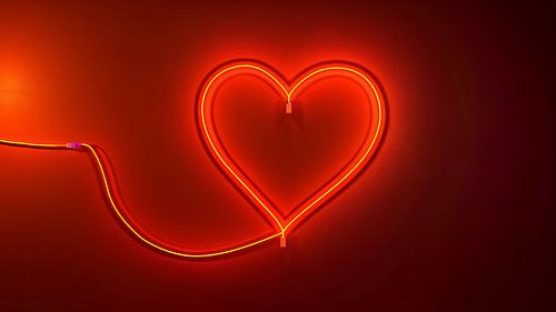 Helder hart. Neon teken. Retro neon hartteken op paarse achtergrond. Ontwerpelement voor Happy Valentine's Day. Klaar voor je ontwerp, wenskaart, banner. Vectorillustratie.