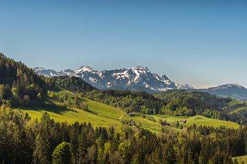 Malerische Berglandschaft im Appenzellerland mit Blick auf den Berg Säntis von Conny Pokorny