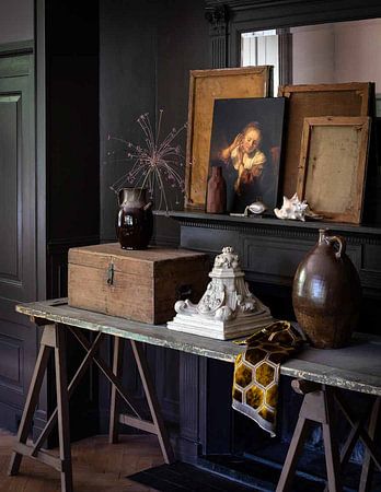 Junge Frau, die Ohrringe anprobiert - Rembrandt van Rijn