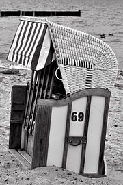 Einsamer Strandkorb an der Ostsee in Warnemünde 