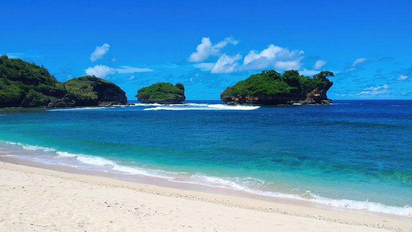 Watu Karung plage de sable lagonaire avec îlots rocheux par kall3bu
