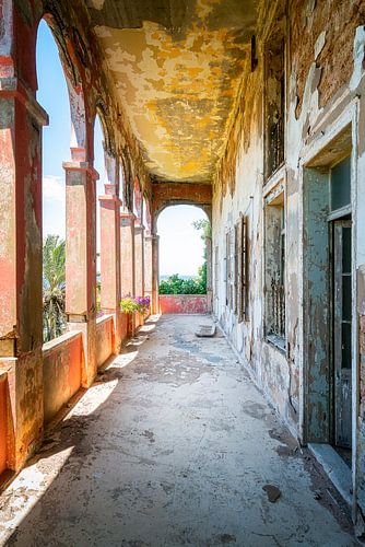 Balcon abandonné avec vue sur la mer.