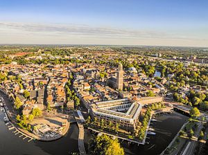Luftaufnahme der Stadt Zwolle während eines sommerlichen Sonnenuntergangs