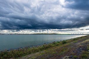 Bedrohliche On my way!eer Wolken über Lelystad vom Enkhuizerdijk aus gesehen mit dem Funkturm und den Schleusen im Blick.