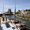 Zicht op de Zuidhavenpoort in Zierikzee met 2 boten op de voorgrond van W J Kok
