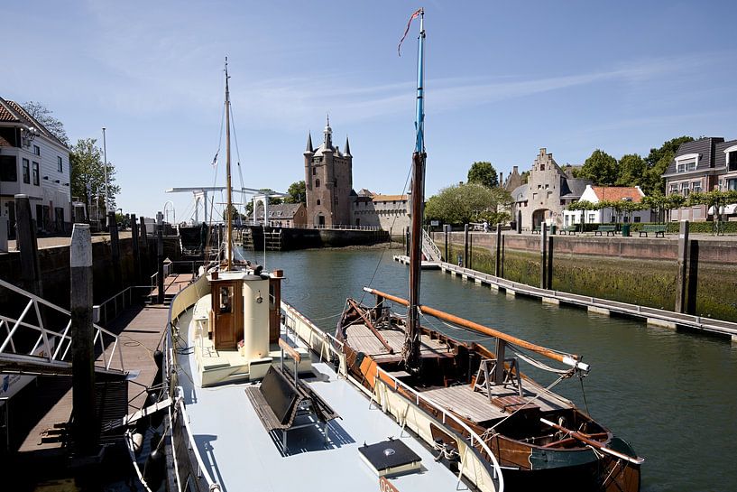 Blick auf den Zuidhavenpoort in Zierikzee mit 2 Booten im Vordergrund von W J Kok