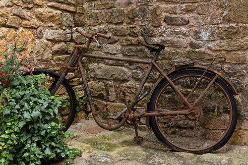 Vieux vélo à Val d'Oingt, France sur Daan Kloeg