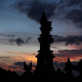 Zonsondergang bij Pura Tanah Lot Bali van Sander van Klaveren
