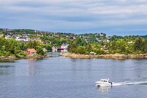 Nordseeküste mit Boot nahe Bergen in Norwegen