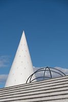 Geometrische vormen tegen een blauwe  lucht