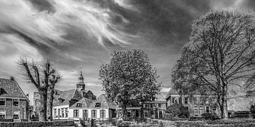Stadsgezicht Blokzijl in zwart wit met kerktoren van Harrie Muis