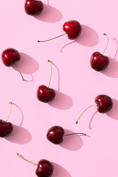 Kirschen auf rosa Hintergrund von Pictufy Studio III