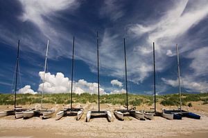 catamaran op het strand van Ilya Korzelius