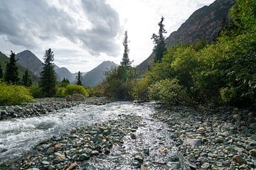 Stromende rivier in de avond