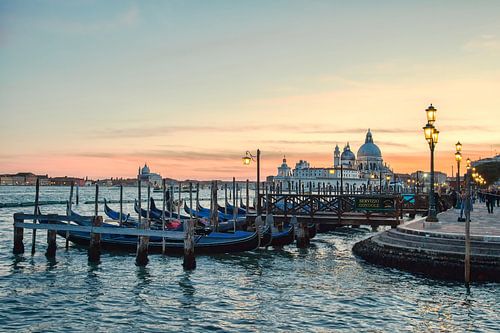 Gondels bij zonsondergang