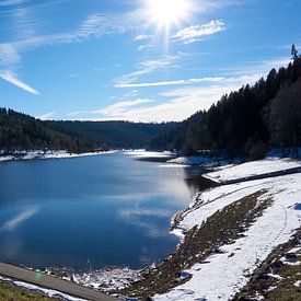 Prachtig panoramisch uitzicht op de Nagoldtalsperre met water, zon, sneeuw en blauwe lucht van creativcontent