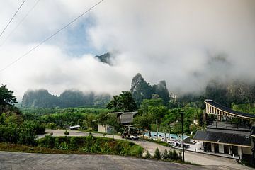 Vroege ochtend mist voor de bergen in Khao Sok, Thailand van Raymond Gerritsen