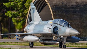Griekse Mirage 2000 onderweg naar startbaan. van Jaap van den Berg