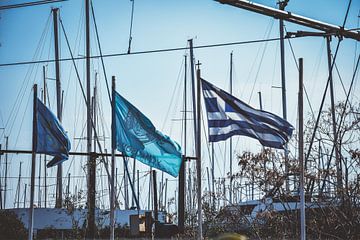 Griekse vlag bij zeilboten van Maartje Abrahams