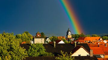 Regenboog over Herleshausen van Roland Brack