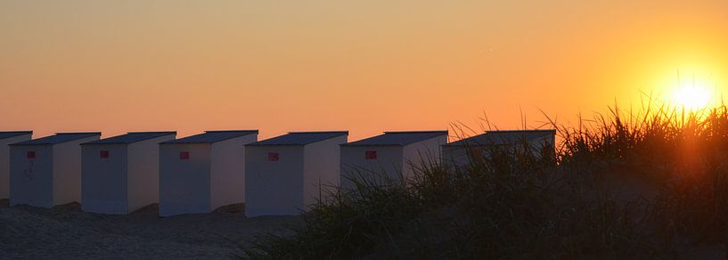 Coucher de soleil sur la côte belge, chalets de plage et dunes. par Fred de Krom