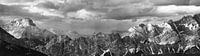 Panorama Dolomiten monochrom von Maarten Visser Miniaturansicht