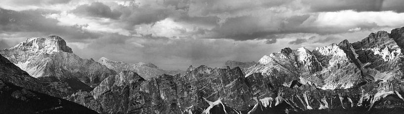 Panorama Dolomiten monochrom von Maarten Visser