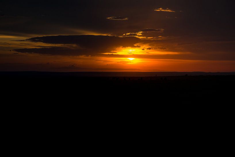 Zonsondergang oranje gloed Masai Mara Kenia van Dave Oudshoorn