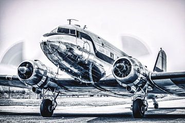 Avion à hélice Douglas DC-3 vintage prêt à décoller