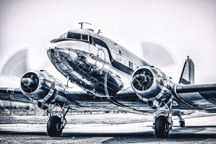 Douglas DC-3 Oldtimer-Propellerflugzeug bereit zum Abheben von Sjoerd van der Wal