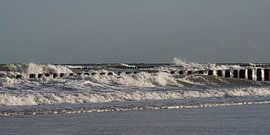 Panorama van de zee bij Cadzand: De golven slaan om op de golfbrekers