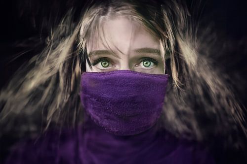 Mysterieus Portret van Blonde Vrouw met Groene Ogen - Intieme en Betoverende Muurdecoratie