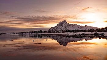 Winterlicher Sonnenuntergang auf den Lofoten