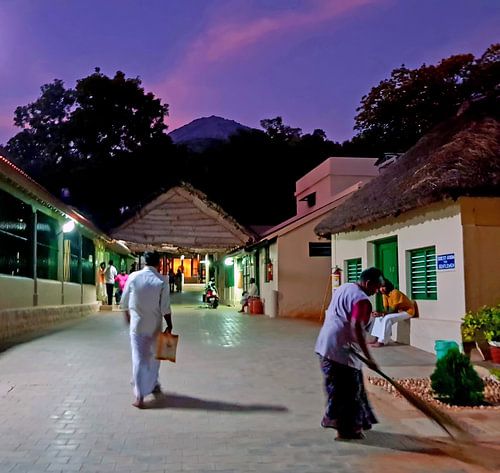Ramana Ashram in Tiruvannamalai met de heilige berg Arunachala in Tamil Nadu India bij zonsondergang