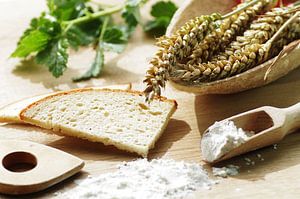 Frisches Brot und Weizen Ähren von Tanja Riedel