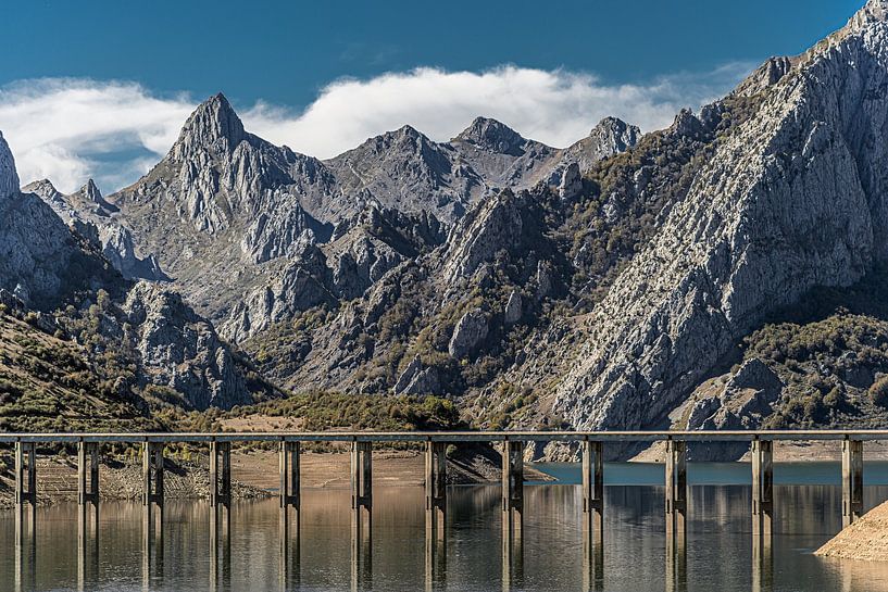 Die Brücke im Stausee bei Riano in Nordspanien von Harrie Muis