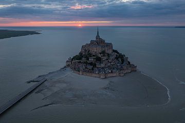 Mont Saint-Michel bij zonsondergang van Easycopters