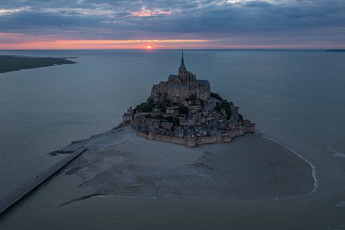 Mont Saint Michel au coucher du soleil sur Easycopters