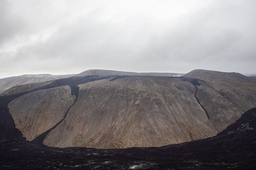 Vulkan Fagradalsfjall mit erstarrter Lava in Island | Reisefotografie von Kelsey van den Bosch