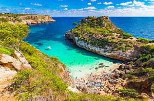 Idyllischer Blick auf den Strand von Cala Moro auf Mallorca, Balearische Inseln