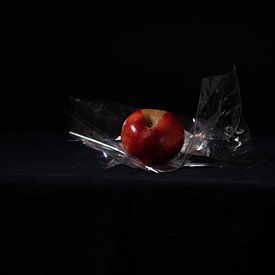 Pomme avec cellophane II sur Tamar Aerts